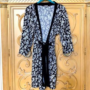 Marylin Monroe Robe kimono stlyle Black & White Floral Print Silky guc medium